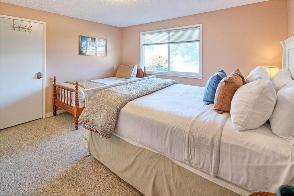 Ocean View Village With Trails To Beaches